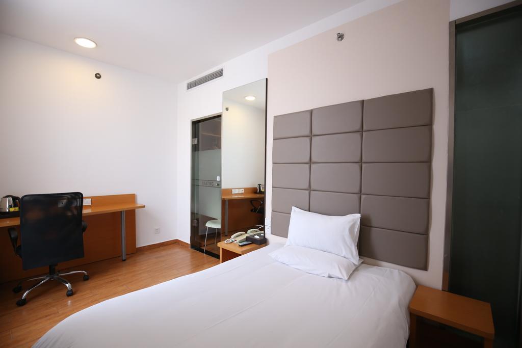 Ji Hotel Jing'An Temple Шанхай Екстериор снимка