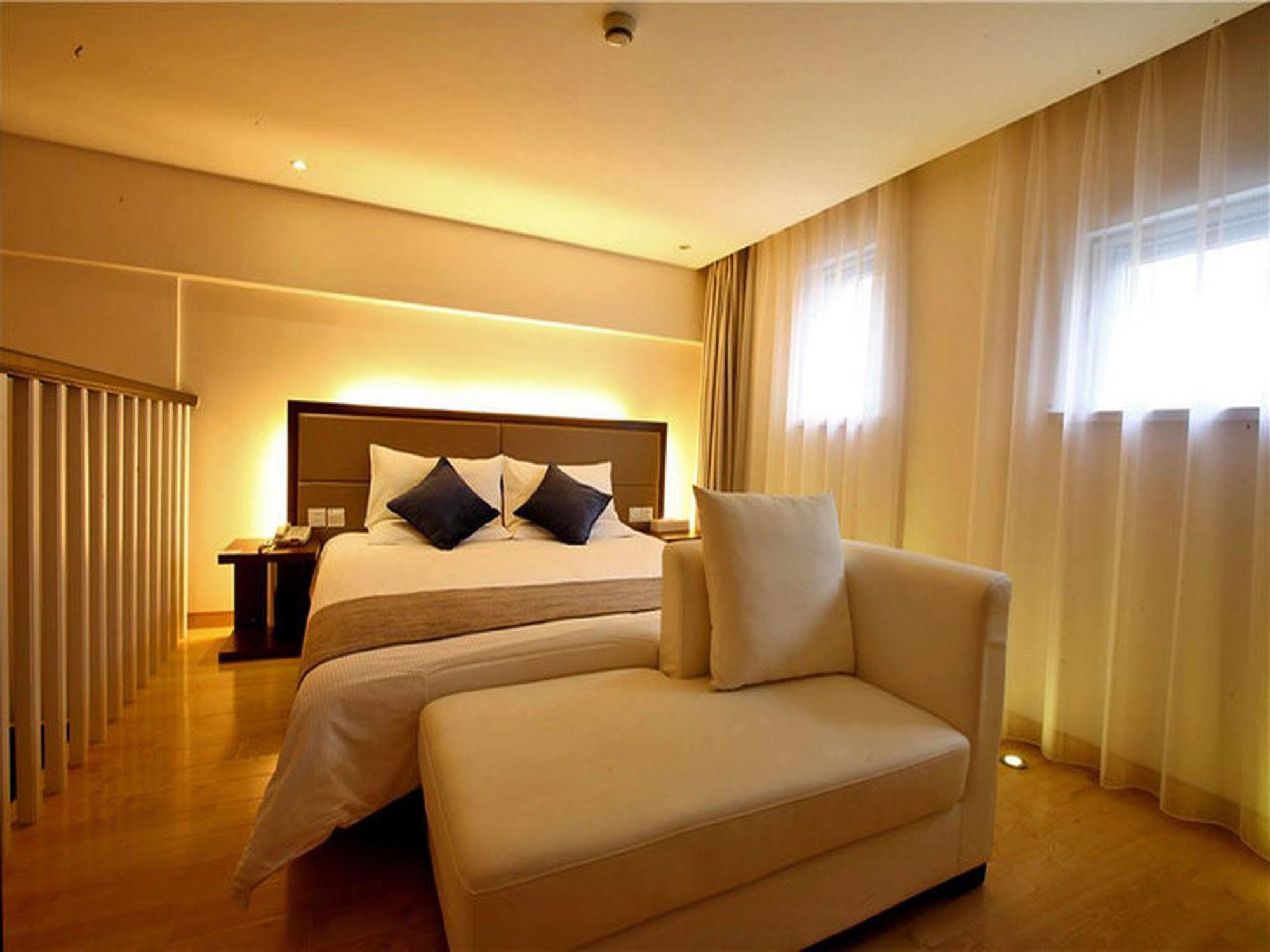 Ji Hotel Jing'An Temple Шанхай Екстериор снимка